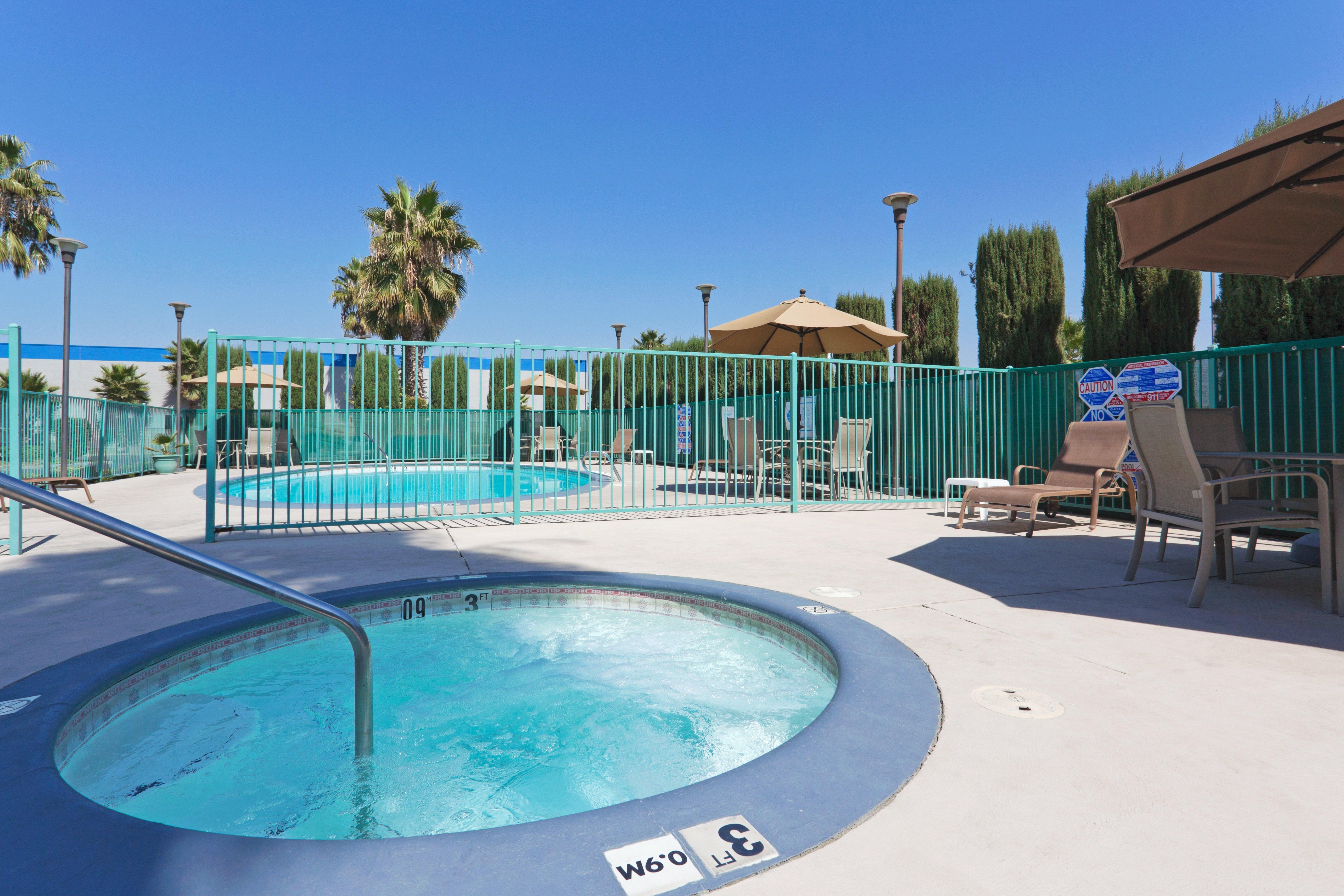 Holiday Inn Express Bakersfield By Ihg Exterior foto
